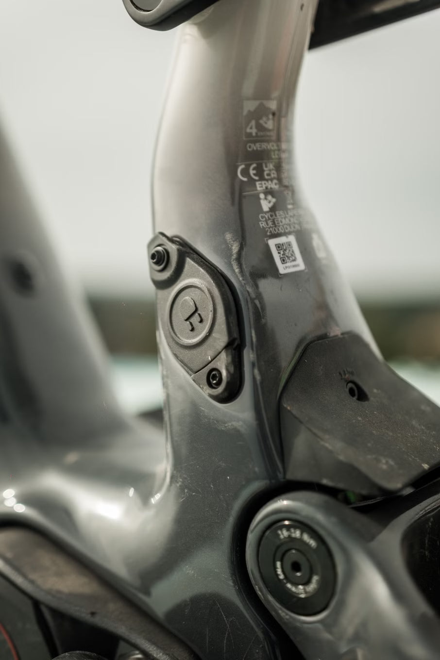 VTT Électrique Tout-Suspendu Lapierre Overvolt AM CF 10.8 Shimano 12V 800Wh Bosch 120 Nm MX (29/27.5'') – Vitesse max 25 km/h Blanc/Gris 2026