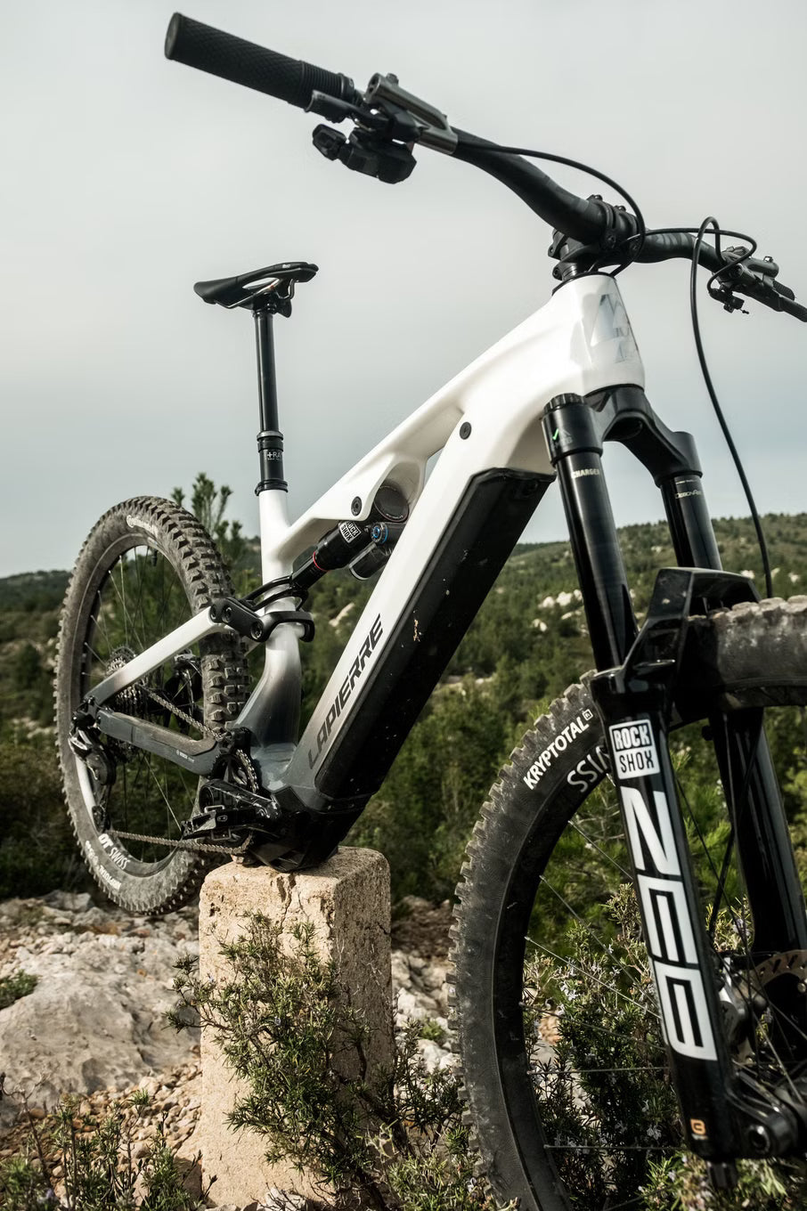 VTT Électrique Tout-Suspendu Lapierre Overvolt AM CF 10.8 Shimano 12V 800Wh Bosch 120 Nm MX (29/27.5'') – Vitesse max 25 km/h Blanc/Gris 2026