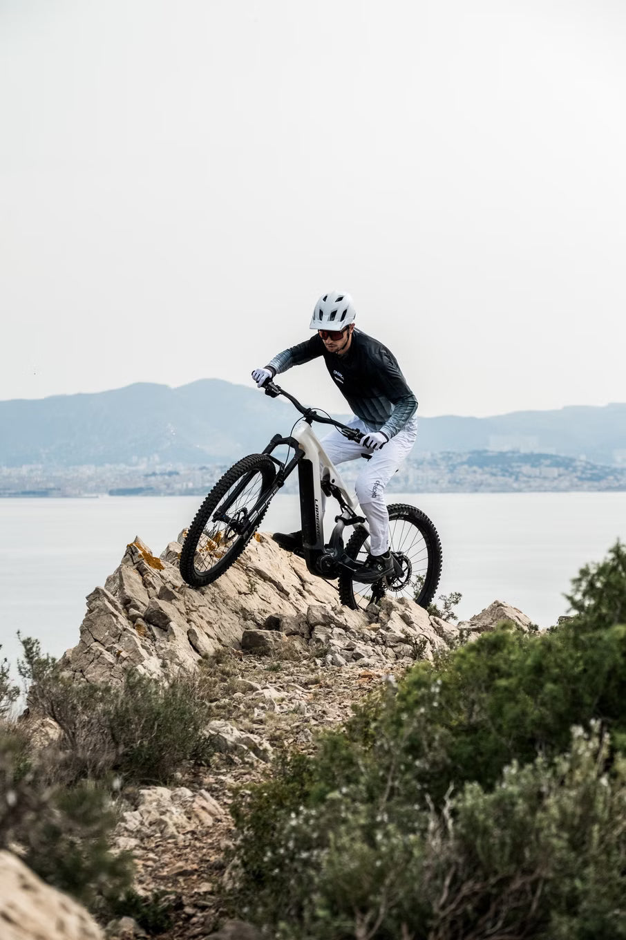 VTT Électrique Tout-Suspendu Lapierre Overvolt AM CF 10.8 Shimano 12V 800Wh Bosch 120 Nm MX (29/27.5'') – Vitesse max 25 km/h Blanc/Gris 2026