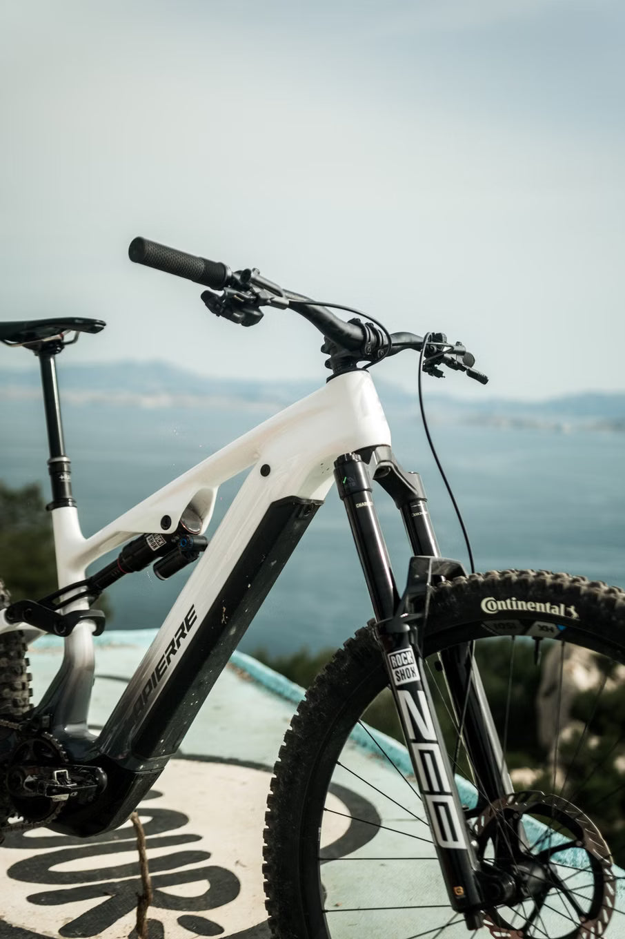 VTT Électrique Tout-Suspendu Lapierre Overvolt AM CF 10.8 Shimano 12V 800Wh Bosch 120 Nm MX (29/27.5'') – Vitesse max 25 km/h Blanc/Gris 2026