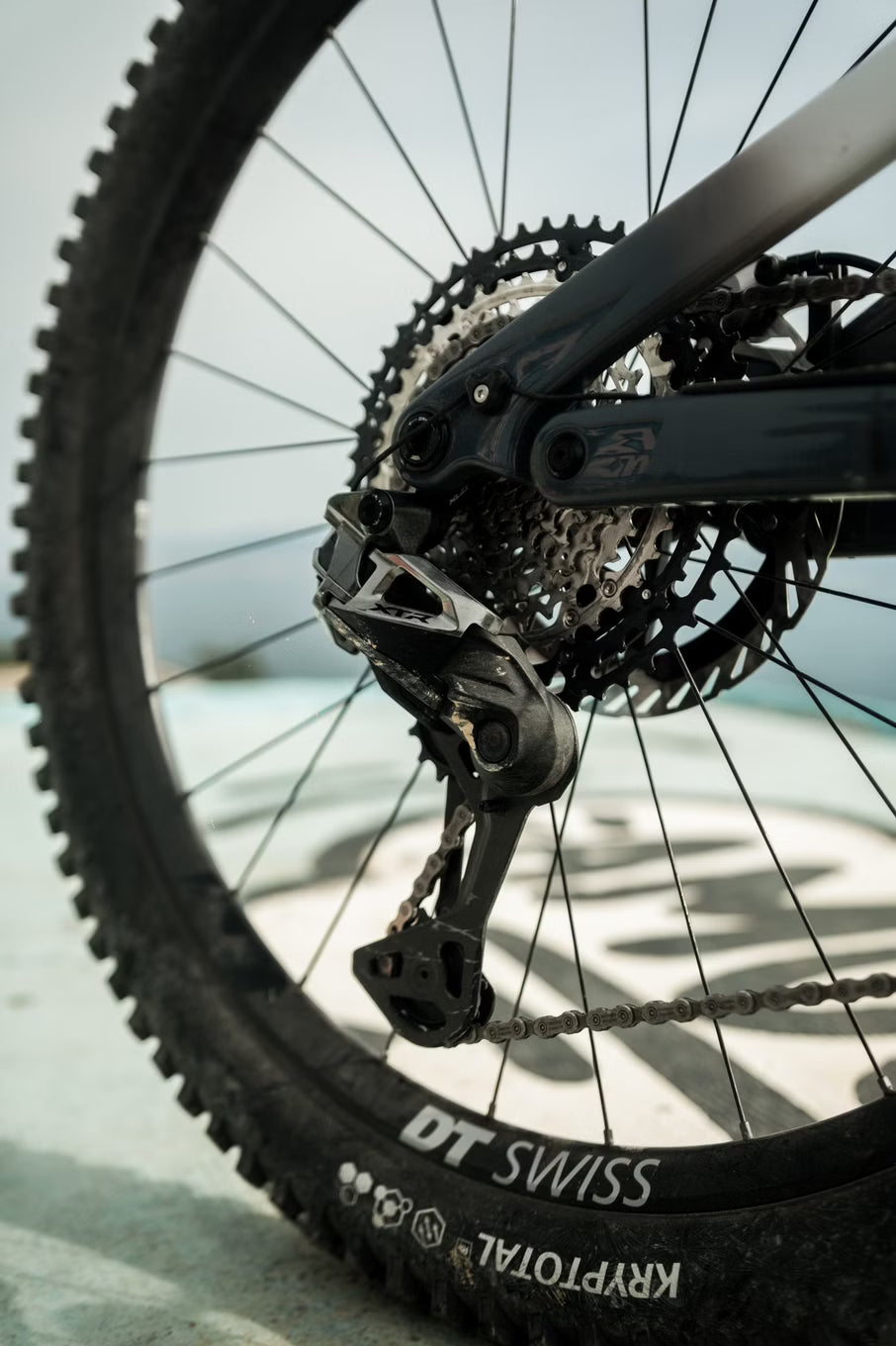 VTT Électrique Tout-Suspendu Lapierre Overvolt AM CF 10.8 Shimano 12V 800Wh Bosch 120 Nm MX (29/27.5'') – Vitesse max 25 km/h Blanc/Gris 2026