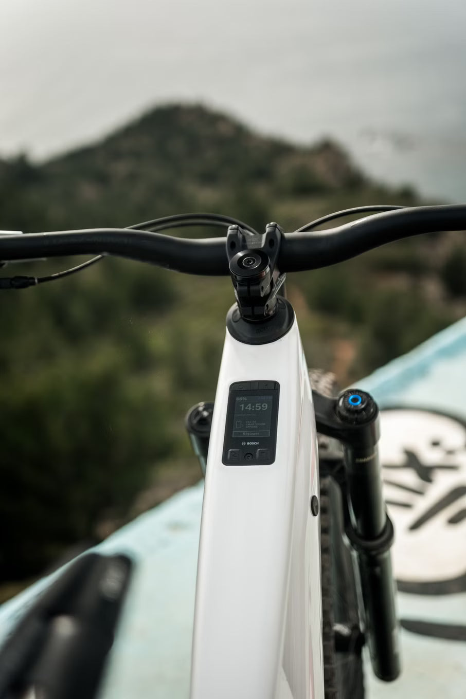 VTT Électrique Tout-Suspendu Lapierre Overvolt AM CF 10.8 Shimano 12V 800Wh Bosch 120 Nm MX (29/27.5'') – Vitesse max 25 km/h Blanc/Gris 2026